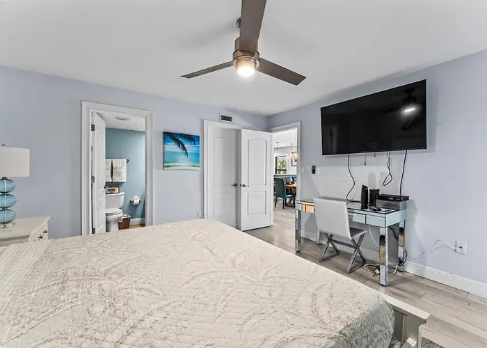 Apartment Beachside I Stunning Views Walk Everywhere *