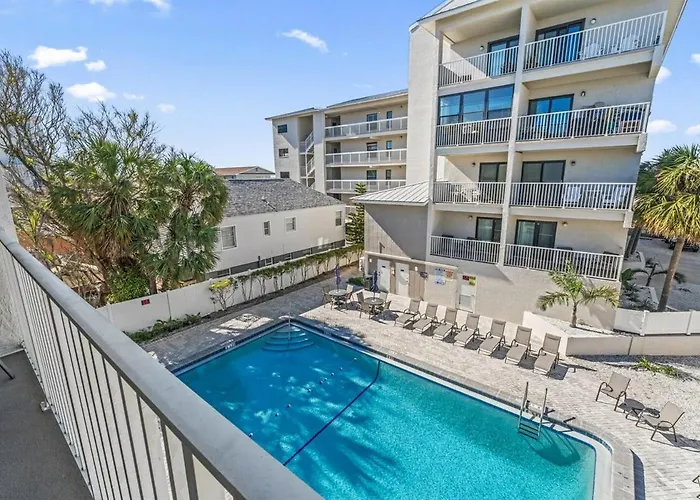 Beachside I Stunning Views Walk Everywhere Apartment *