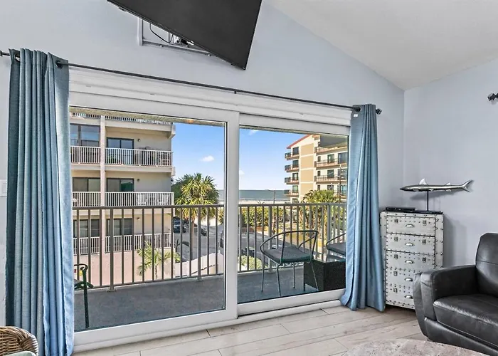 Beachside I Stunning Views Walk Everywhere Apartment