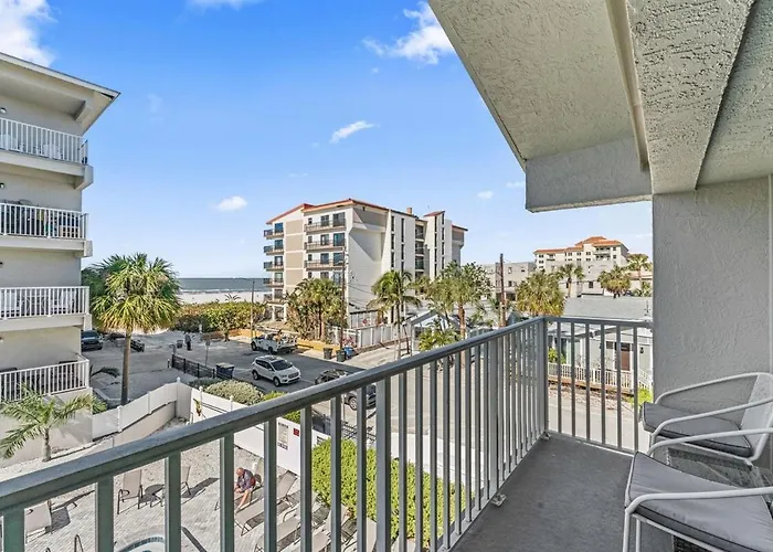 Beachside I Stunning Views Walk Everywhere Apartment *